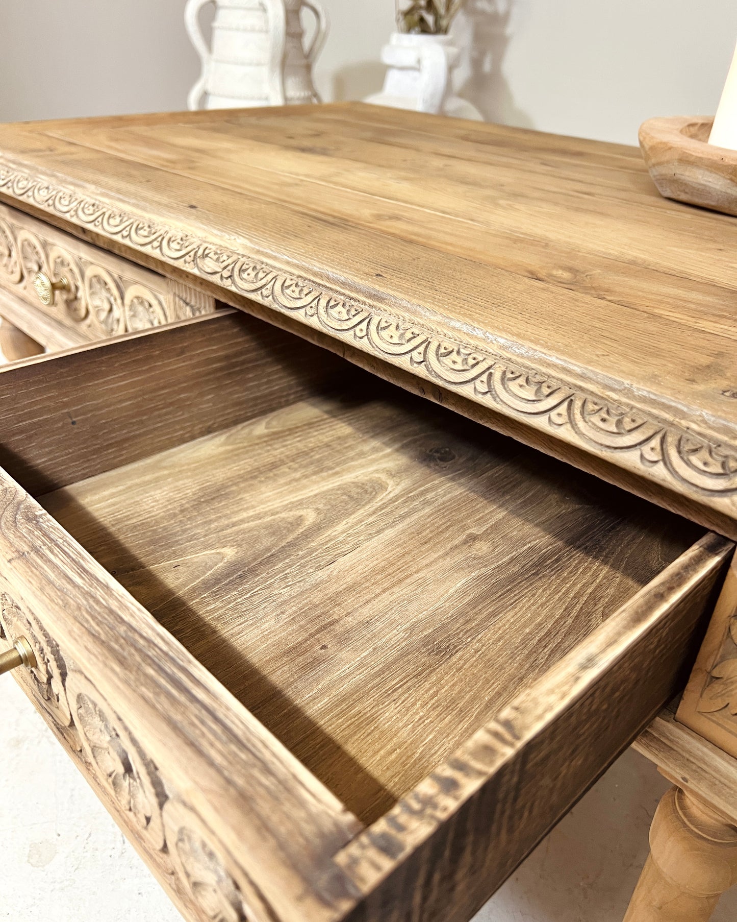 Table basse sculptée