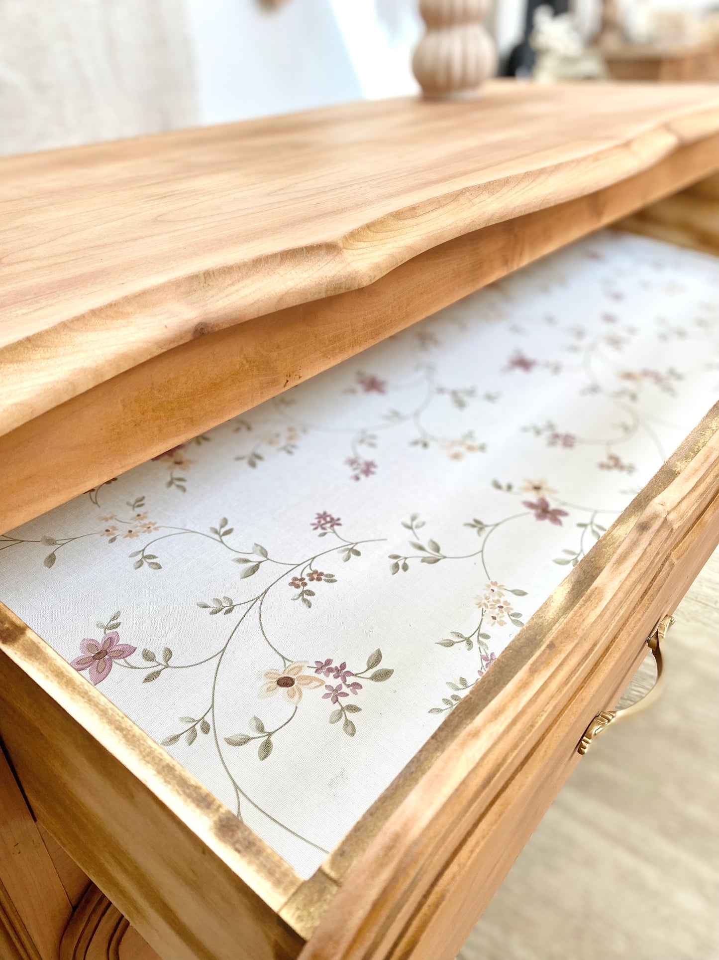 Commode arbalète en merisier massif