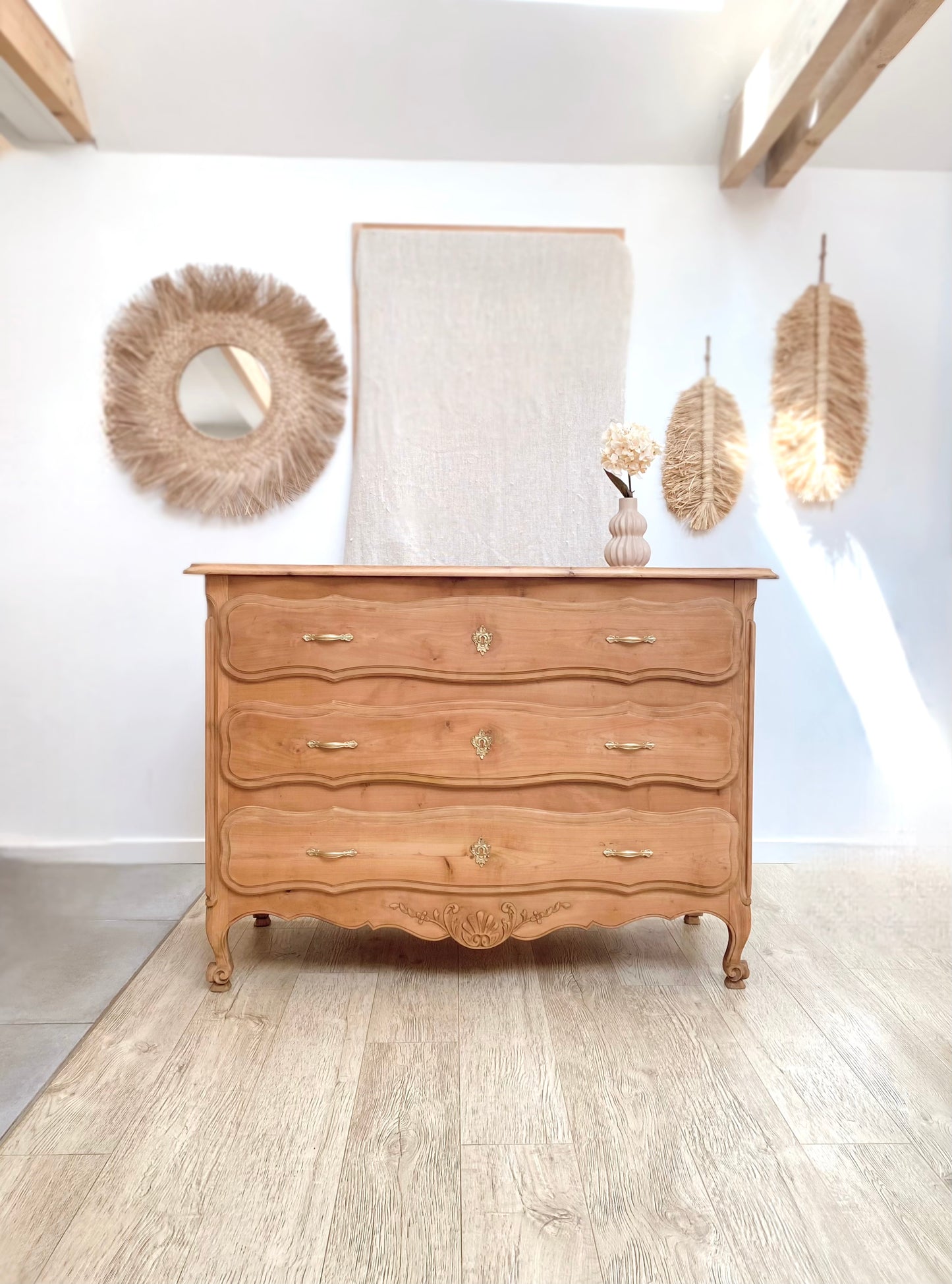 Commode arbalète en merisier massif