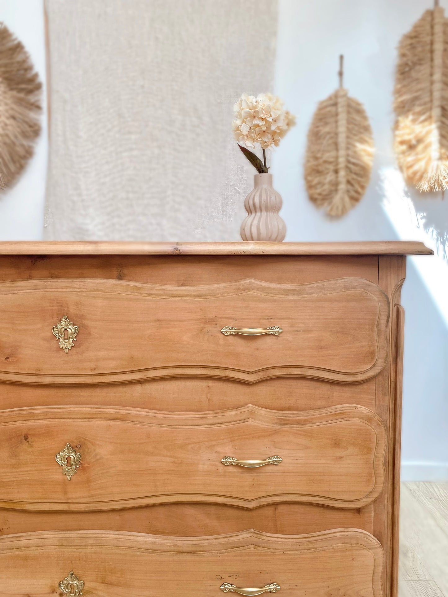 Commode arbalète en merisier massif