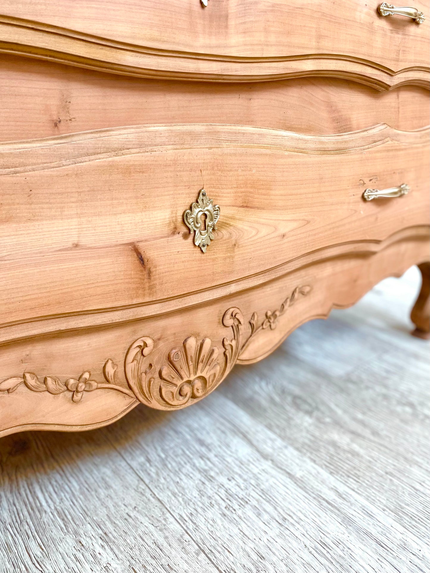Commode arbalète en merisier massif