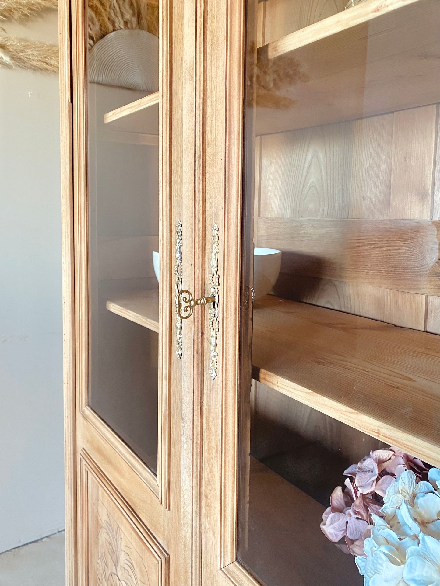 Vitrine en noyer massif