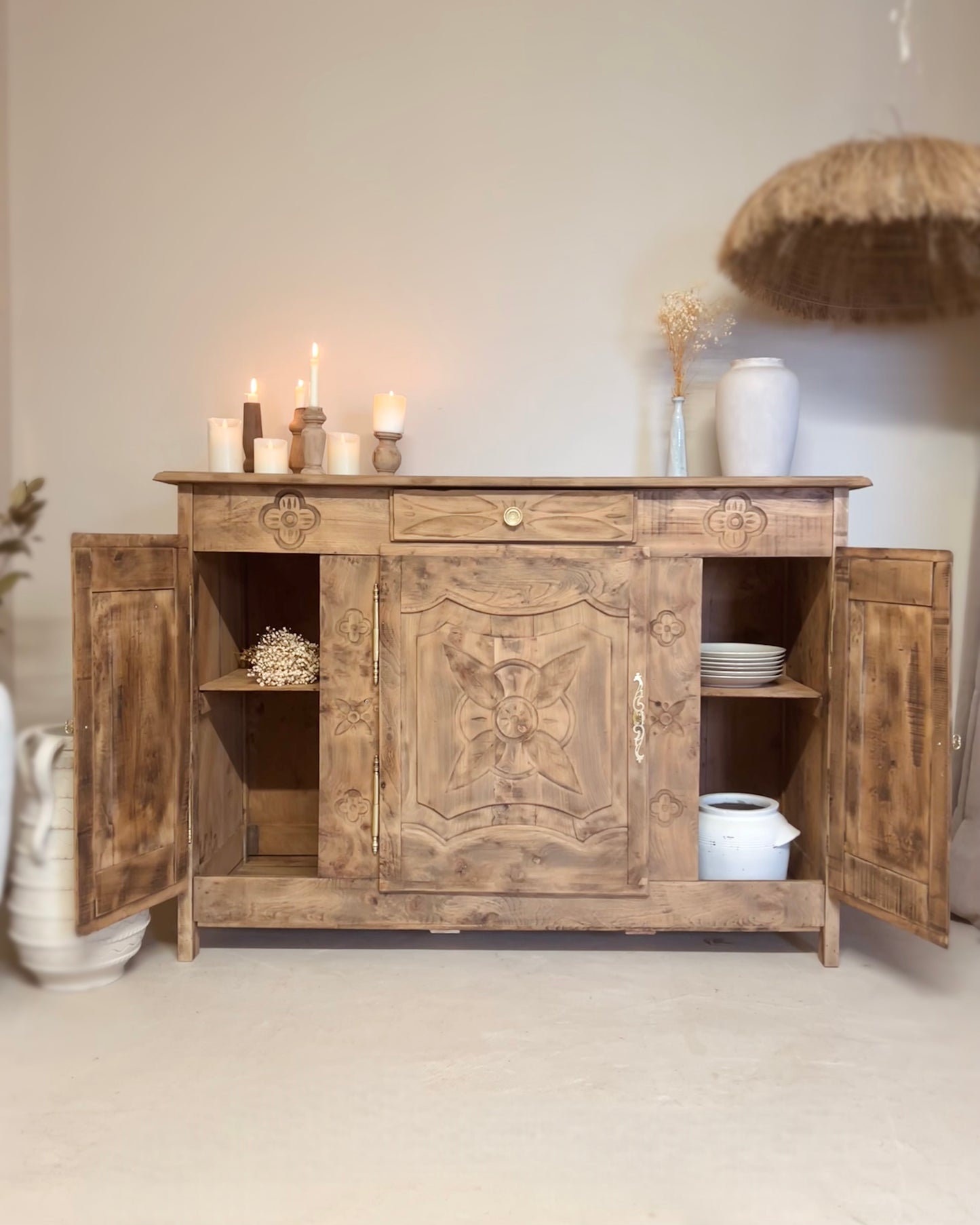 Buffet ancien sculpté en orme et chêne massif
