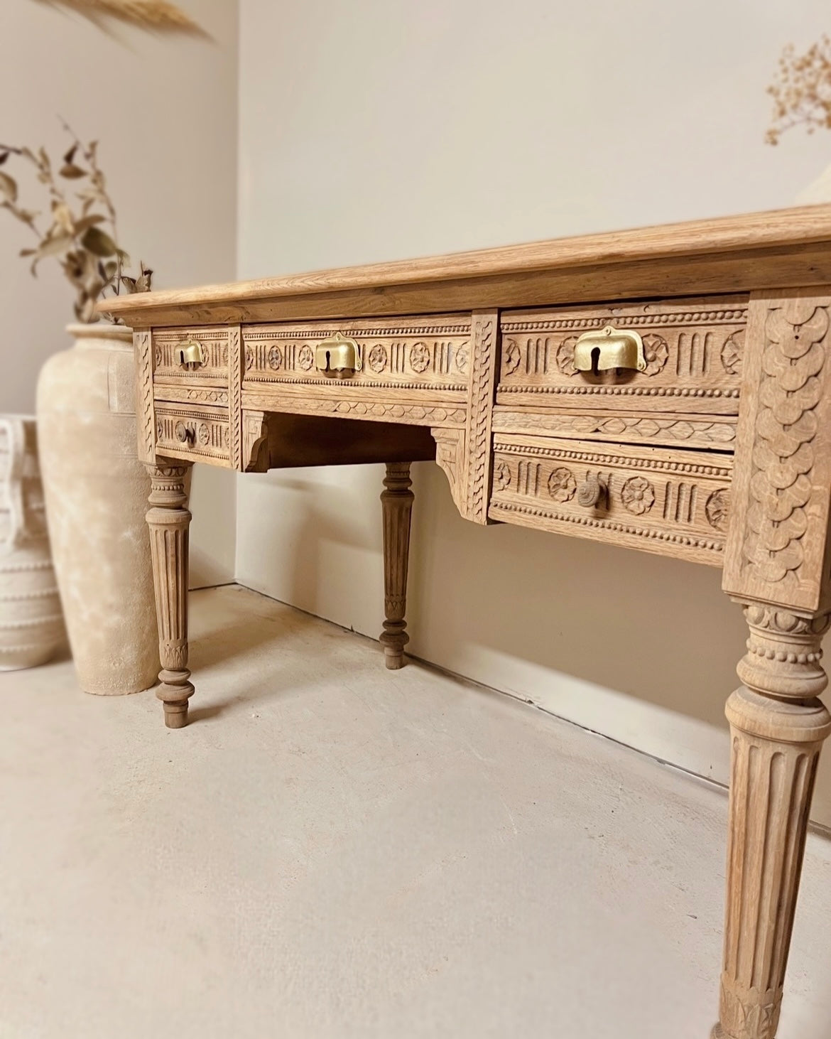 Bureau sculpté en chêne massif