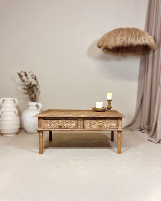 Table basse sculptée