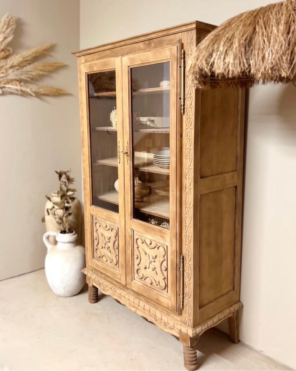 Vitrine sculptée en chêne massif