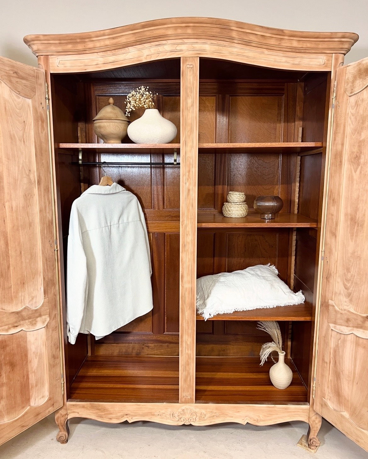 Armoire en merisier massif