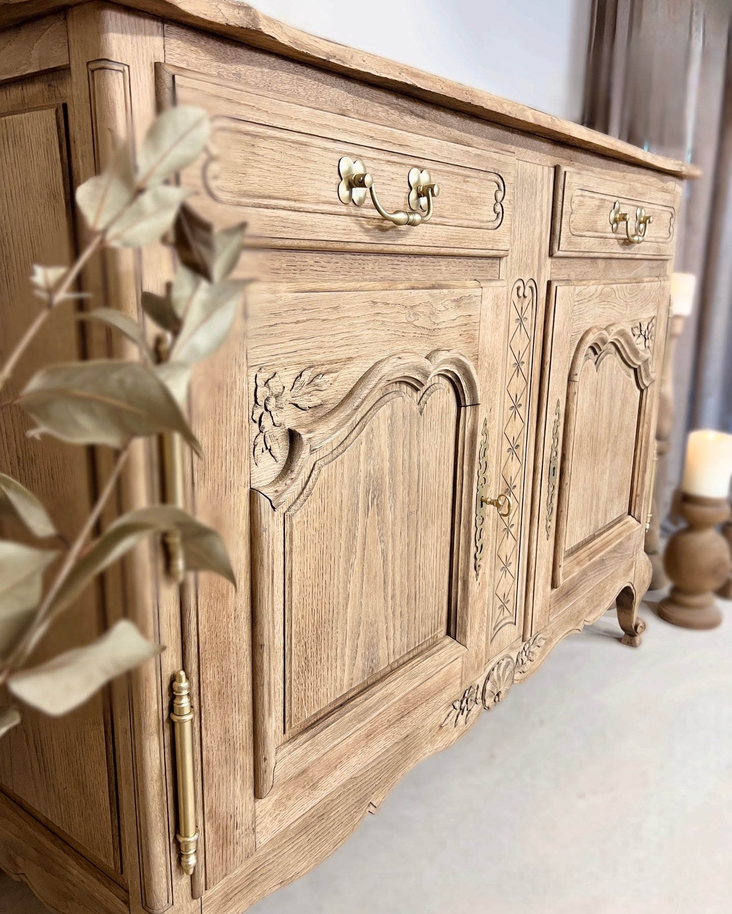Buffet sculpté en chêne
