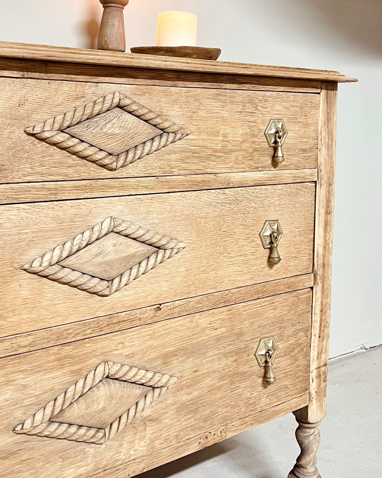 Commode ancienne en chêne massif