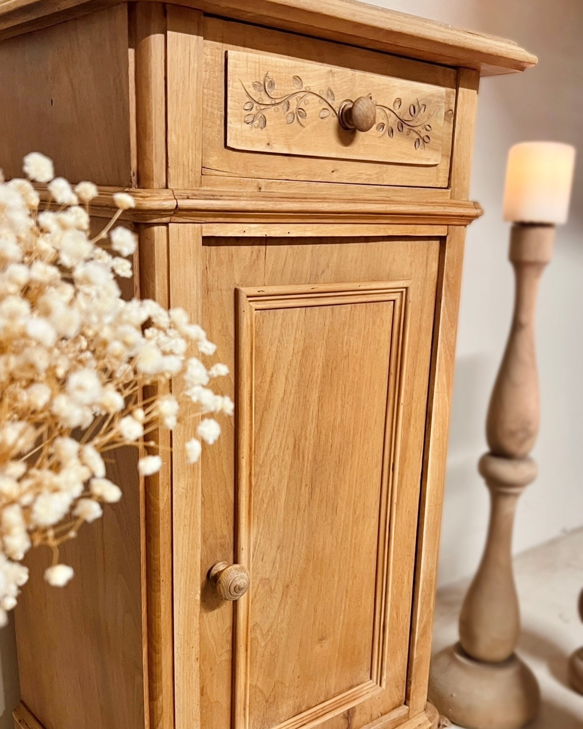 Meuble d’appoint ou chevet en bois massif