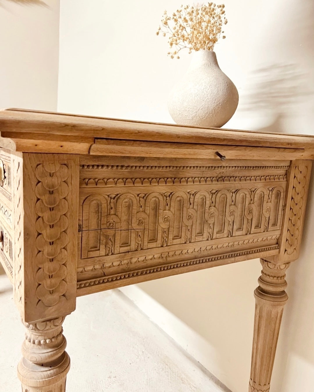 Bureau sculpté en chêne massif