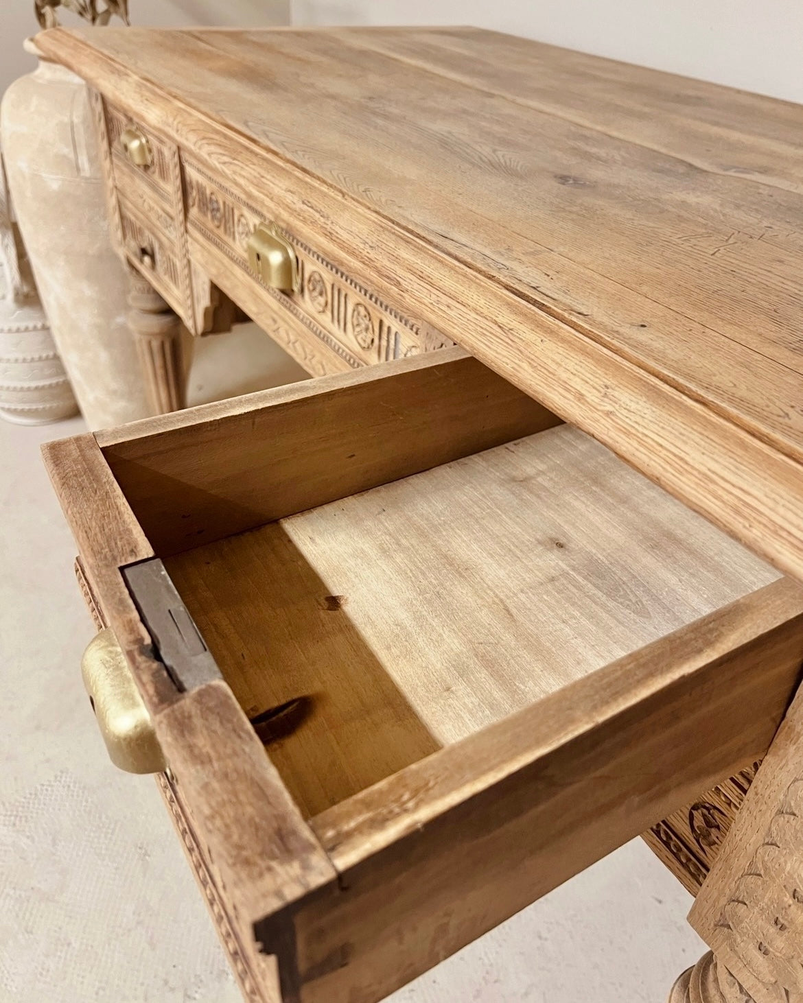 Bureau sculpté en chêne massif