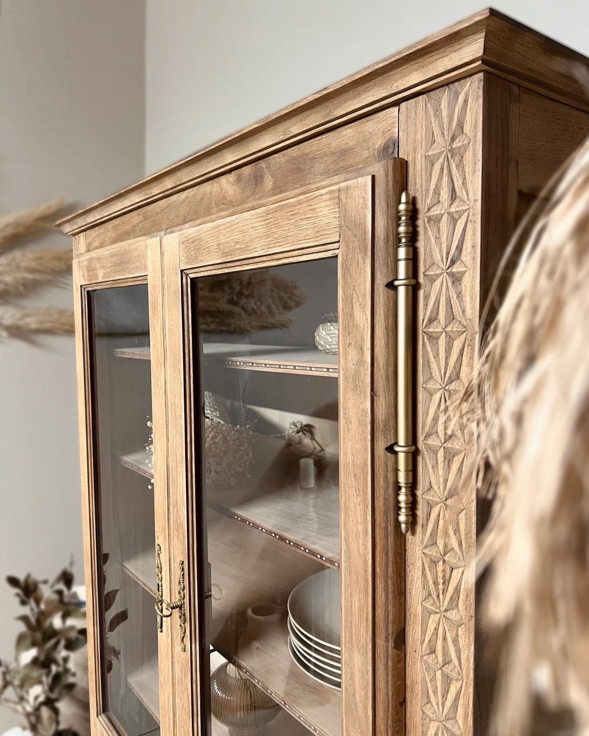 Vitrine sculptée en chêne massif