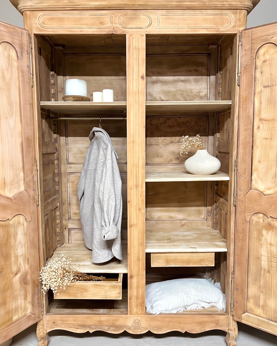 Armoire en merisier massif