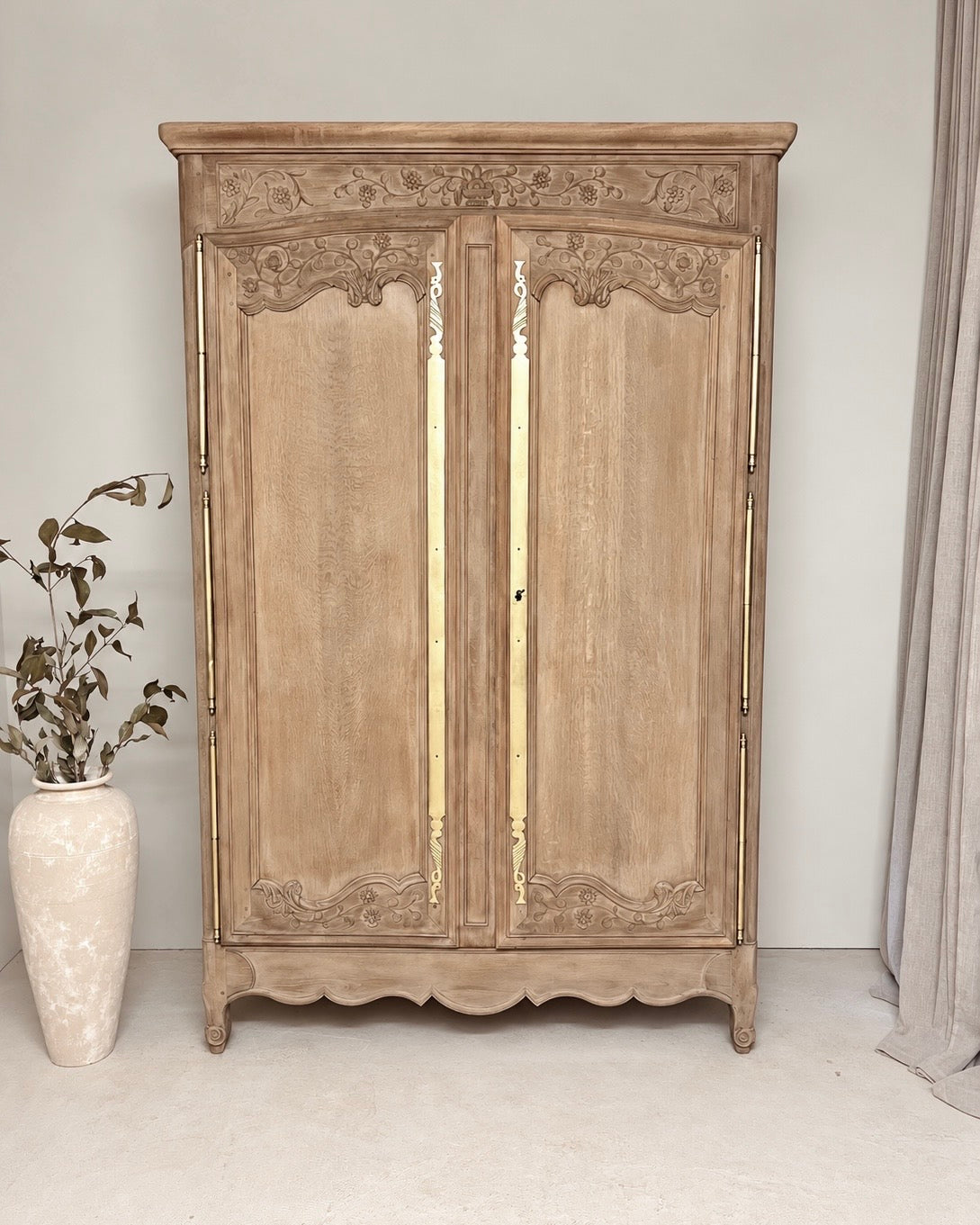 Armoire sculptée en chêne massif