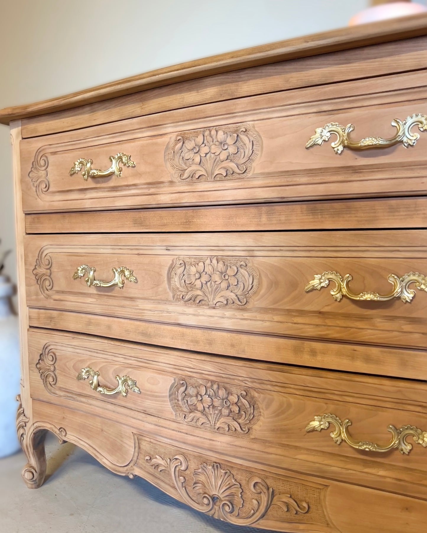 Commode arbalète