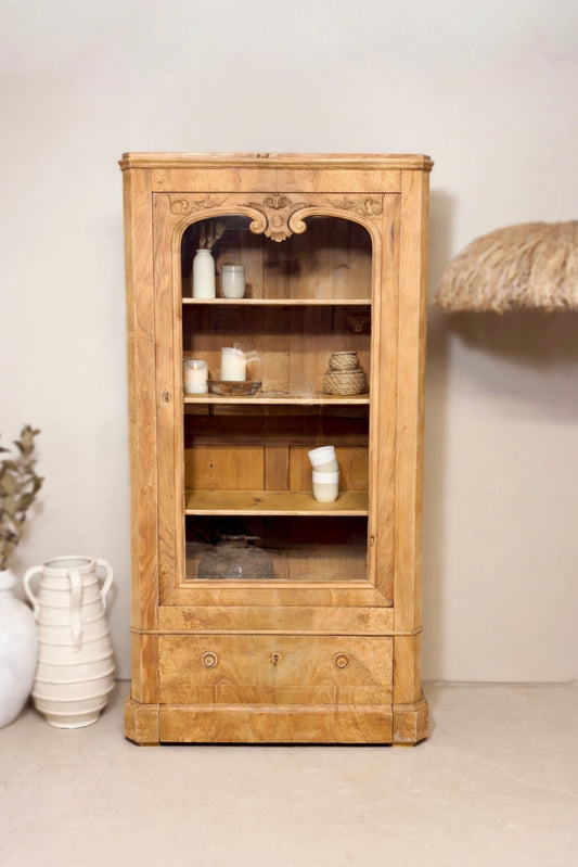 Vitrine sculptée
