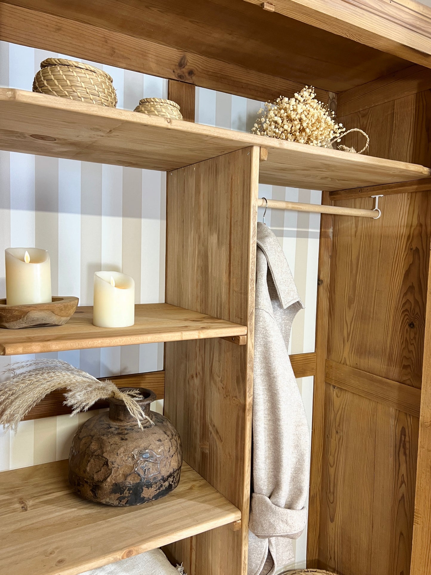 Armoire ancienne en bois massif