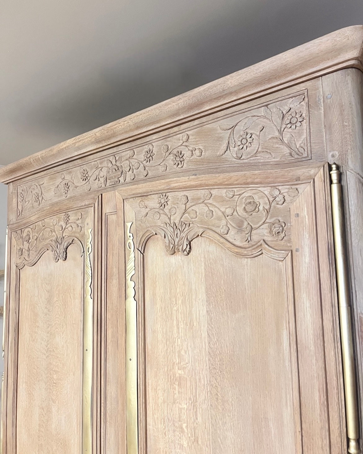 Armoire sculptée en chêne massif