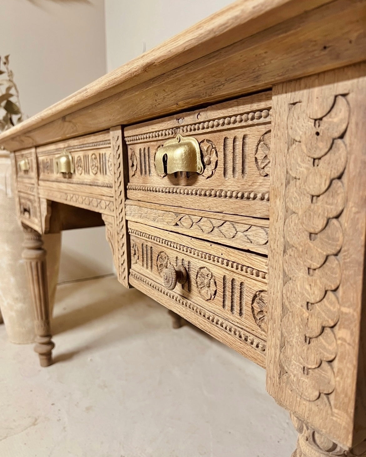 Bureau sculpté en chêne massif
