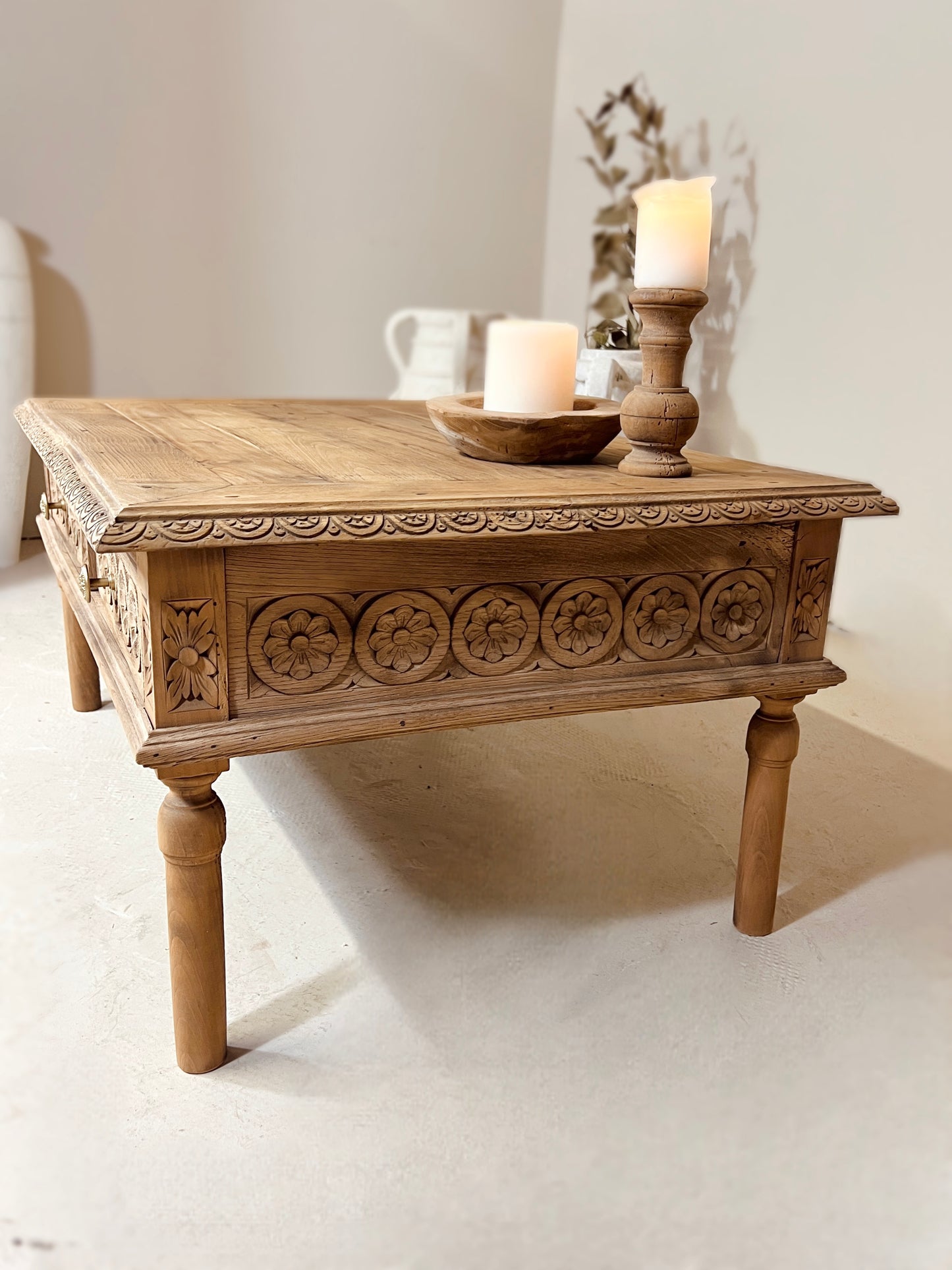 Table basse sculptée