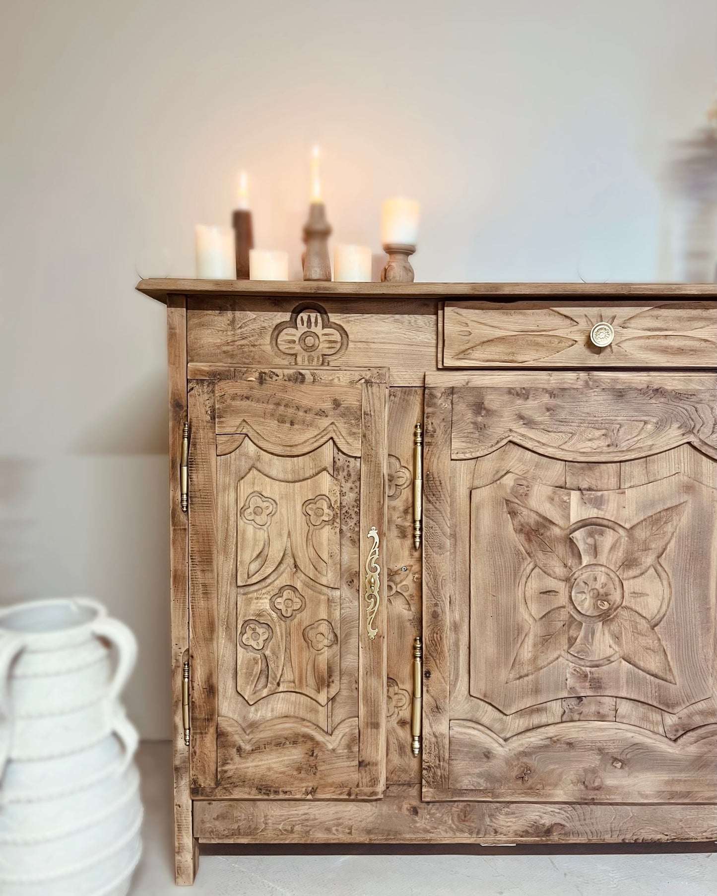 Buffet ancien sculpté en orme et chêne massif