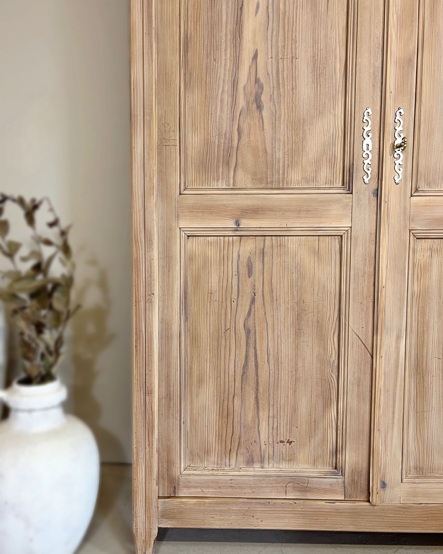 Armoire ancienne en bois massif