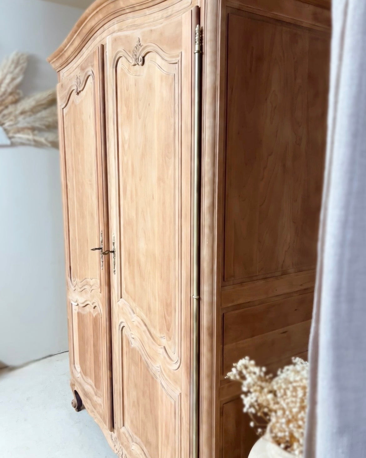 Armoire en merisier massif