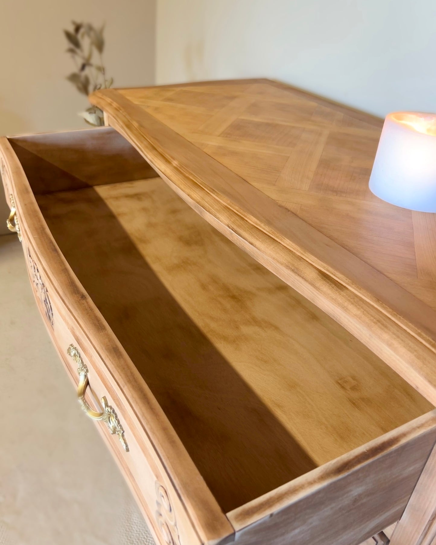 Commode arbalète