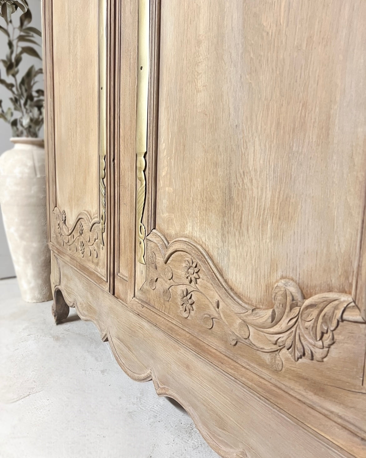 Armoire sculptée en chêne massif