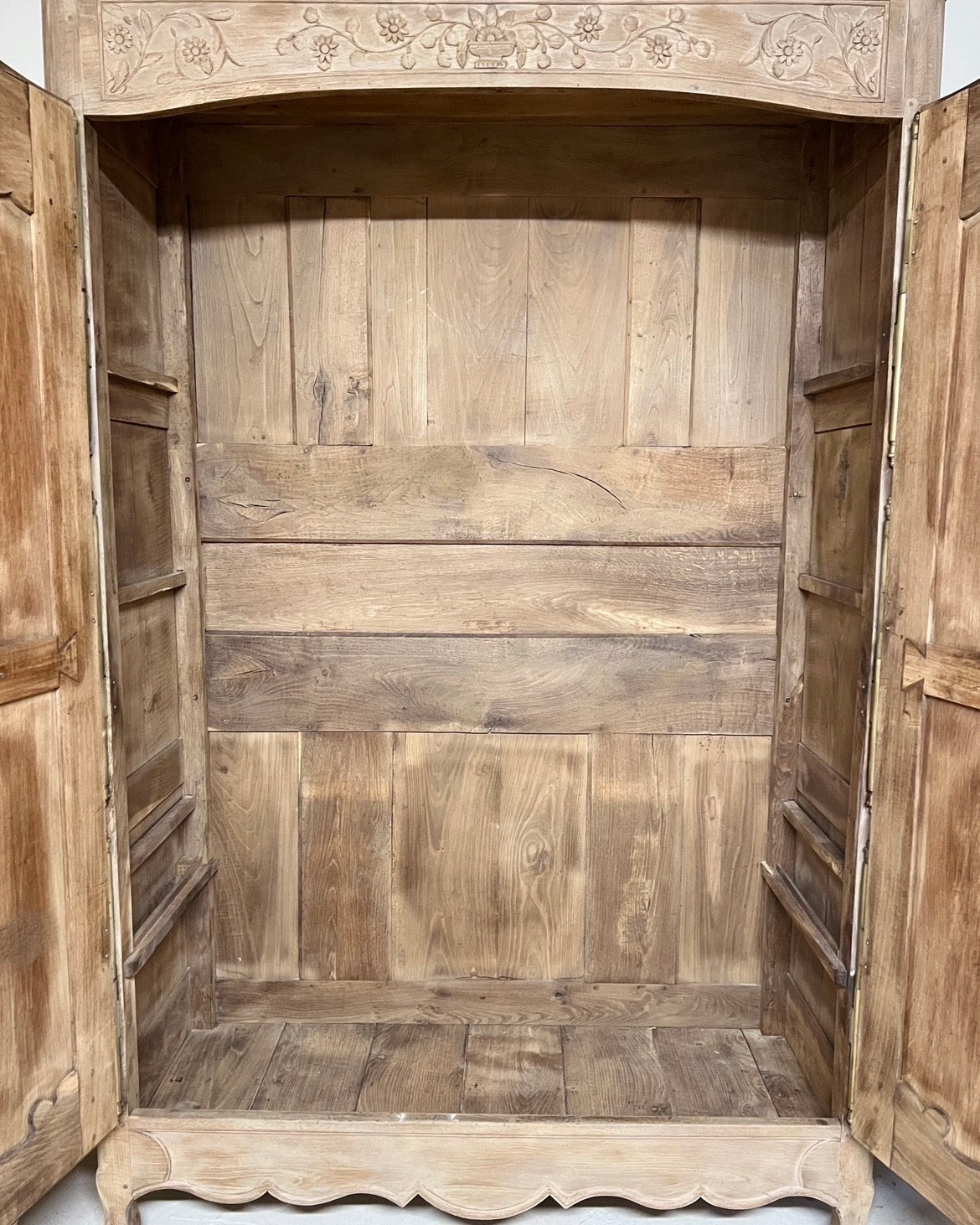 Armoire sculptée en chêne massif