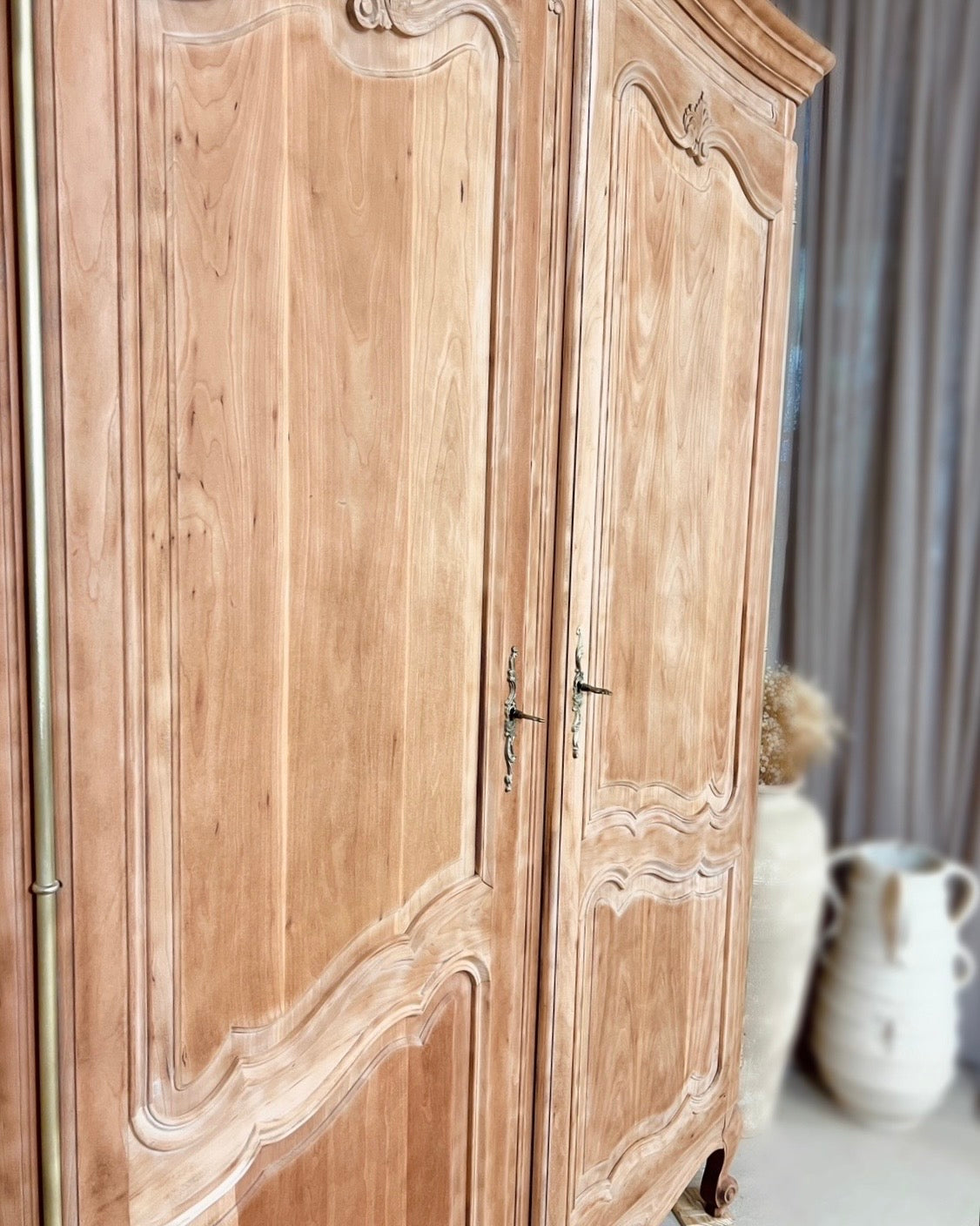 Armoire en merisier massif