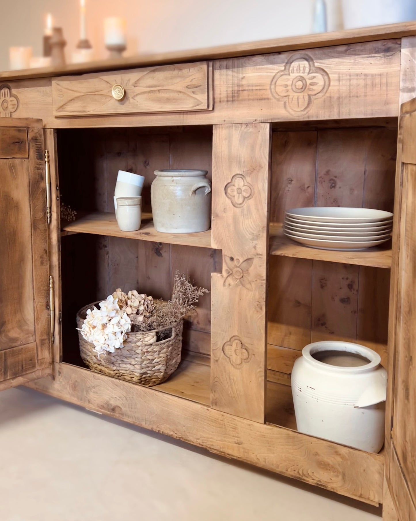 Buffet ancien sculpté en orme et chêne massif