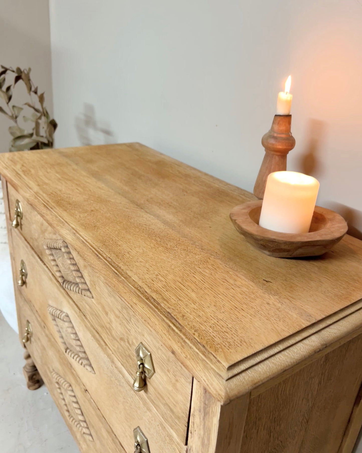 Commode ancienne en chêne massif