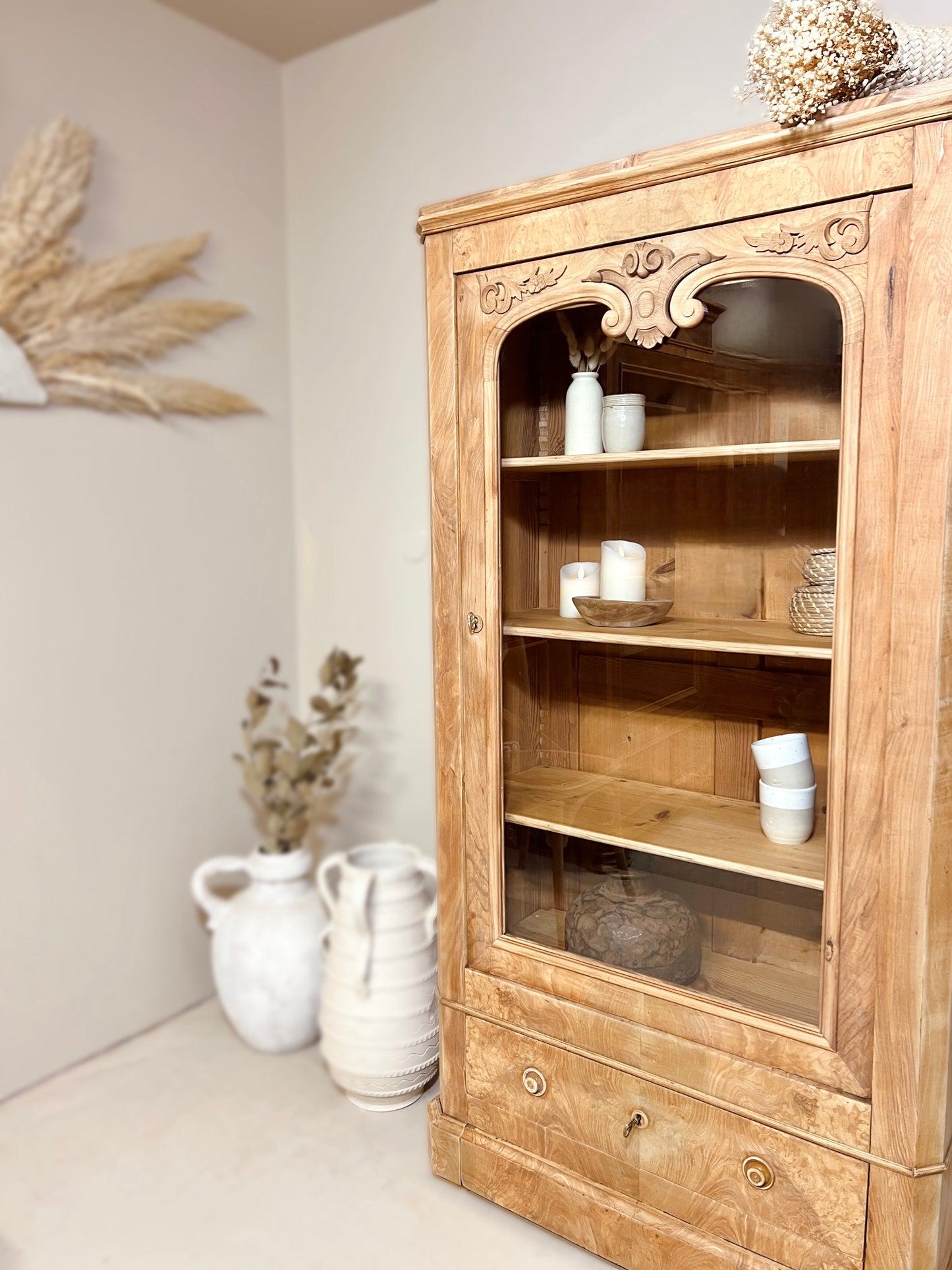Vitrine sculptée