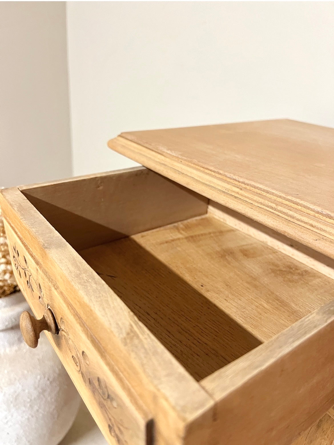 Meuble d’appoint ou chevet en bois massif