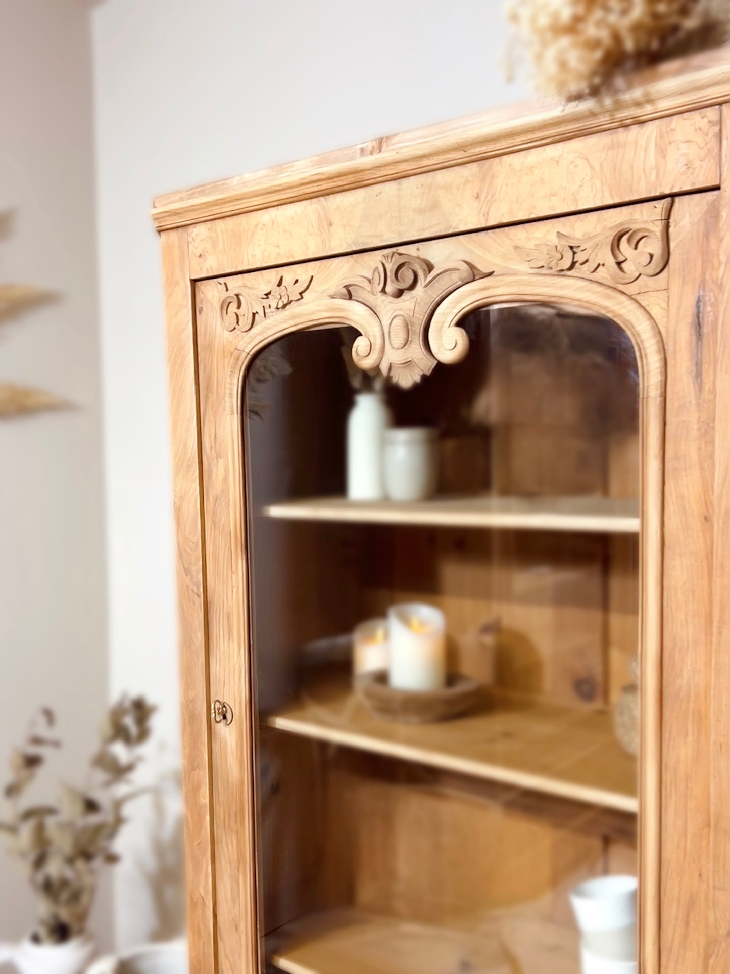 Vitrine sculptée