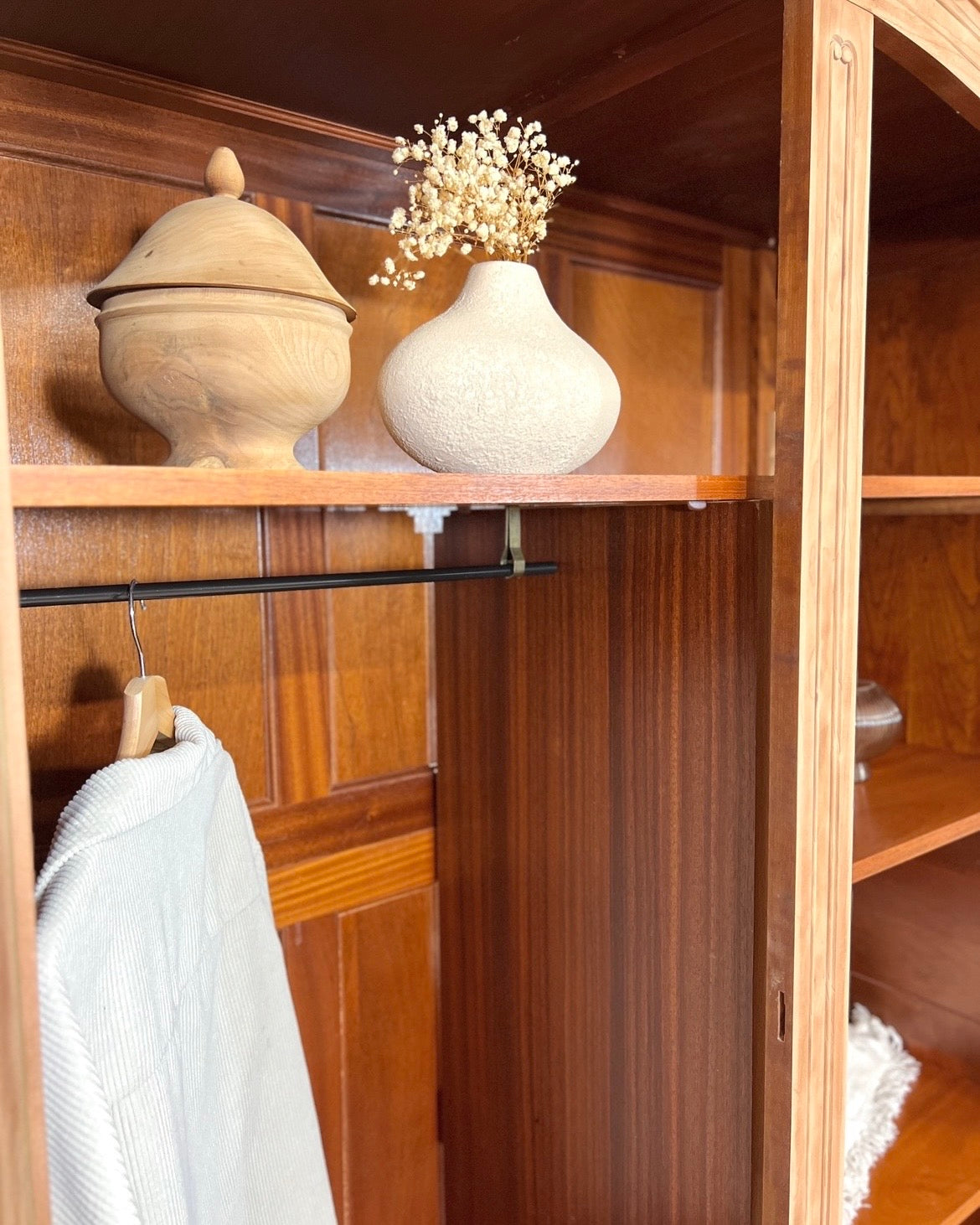 Armoire en merisier massif