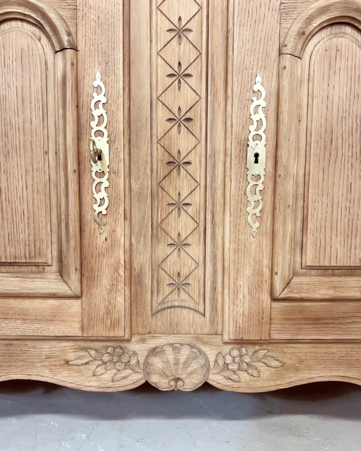 Buffet sculpté en chêne