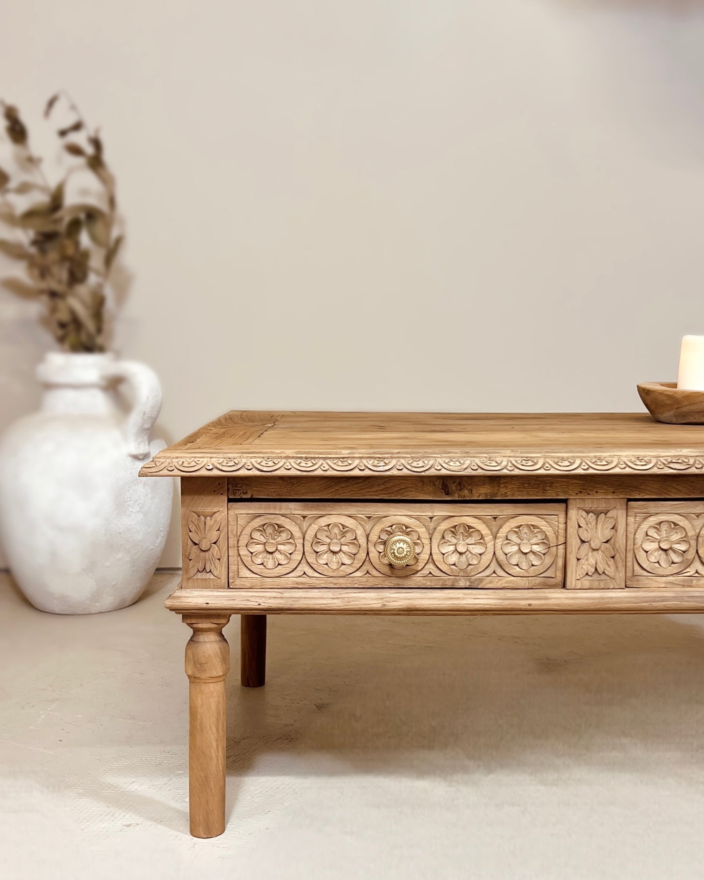Table basse sculptée