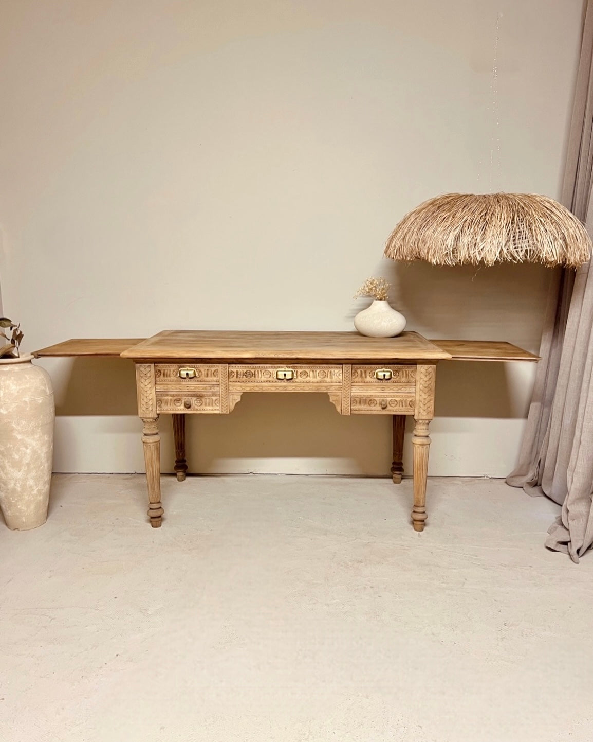 Bureau sculpté en chêne massif