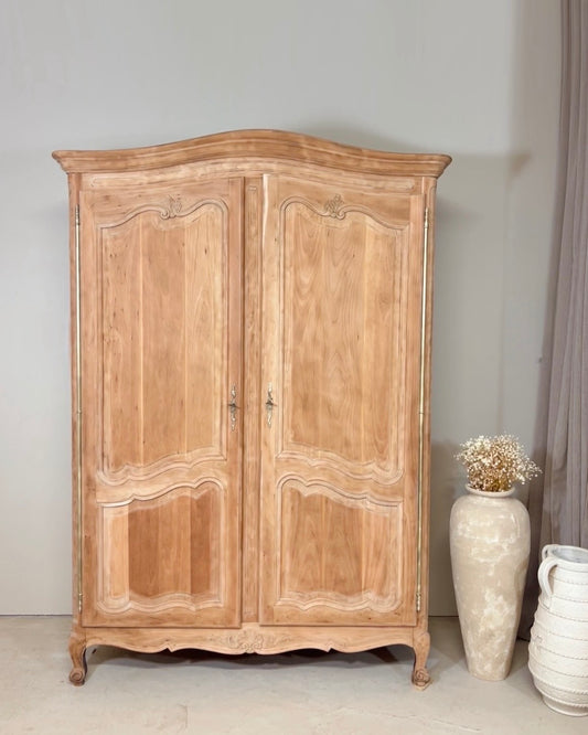 Armoire en merisier massif