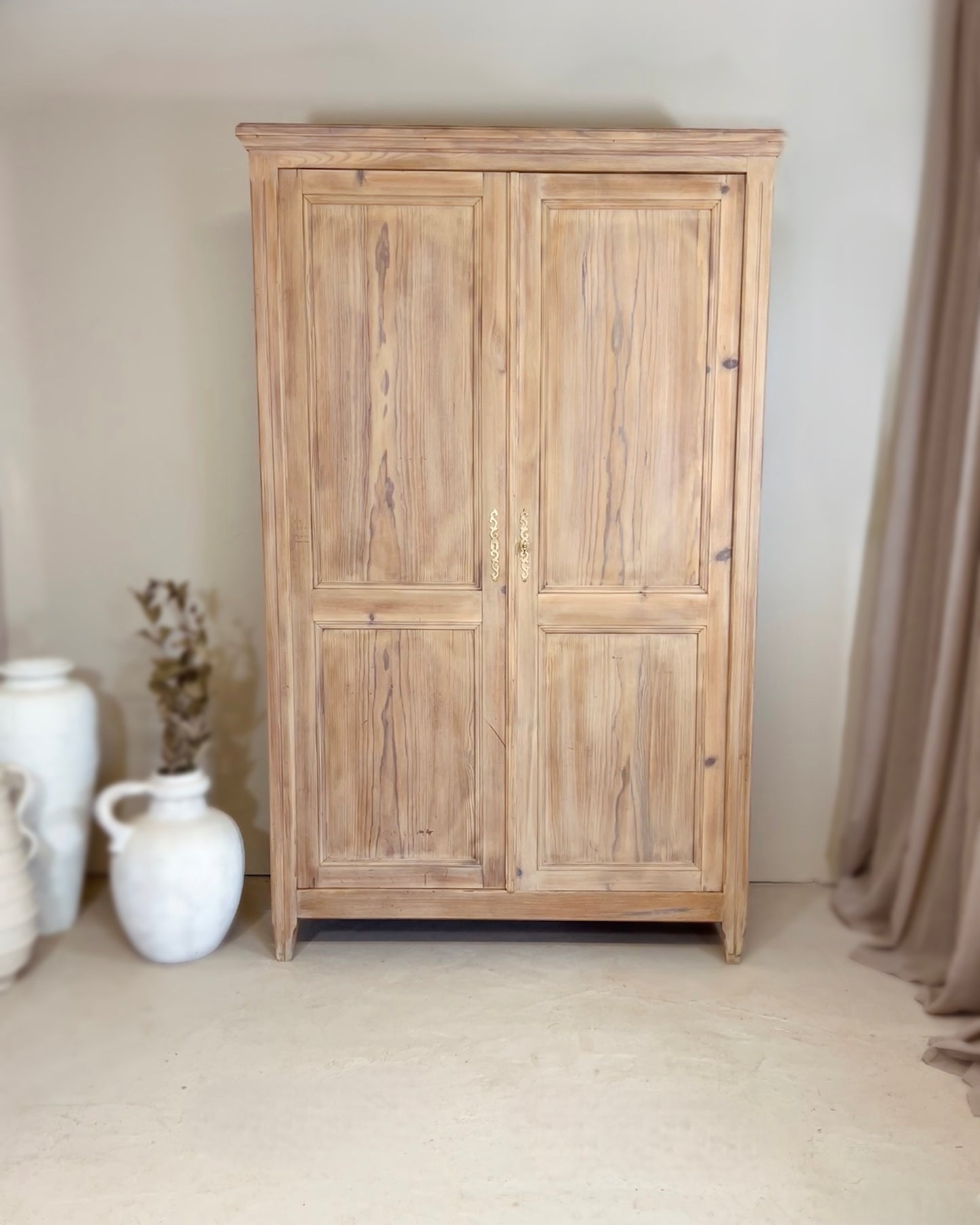 Armoire ancienne en bois massif