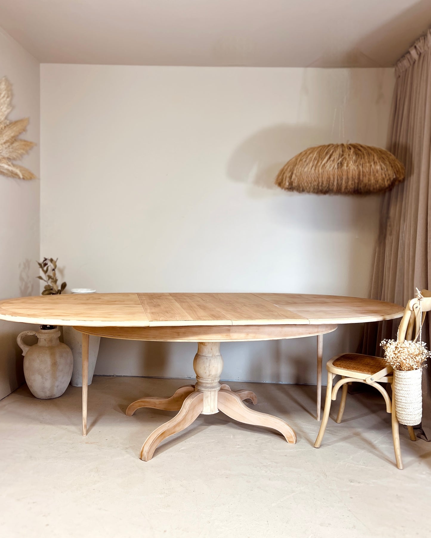 Table ovale avec pied central