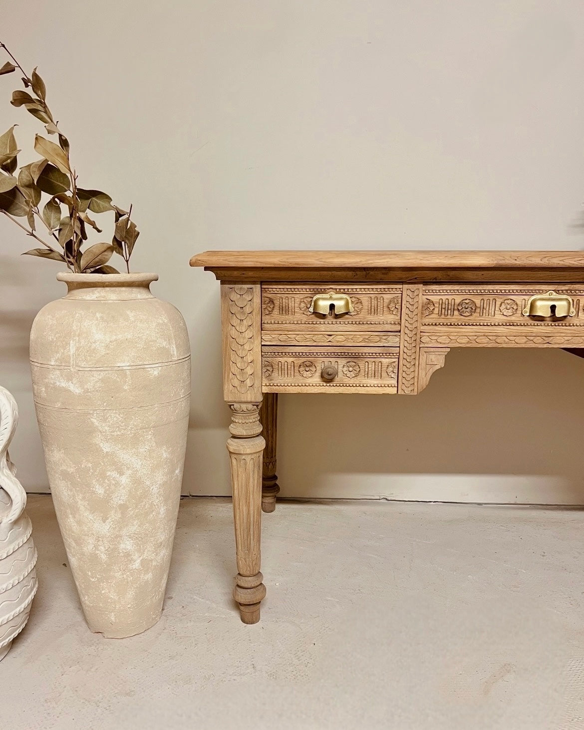 Bureau sculpté en chêne massif