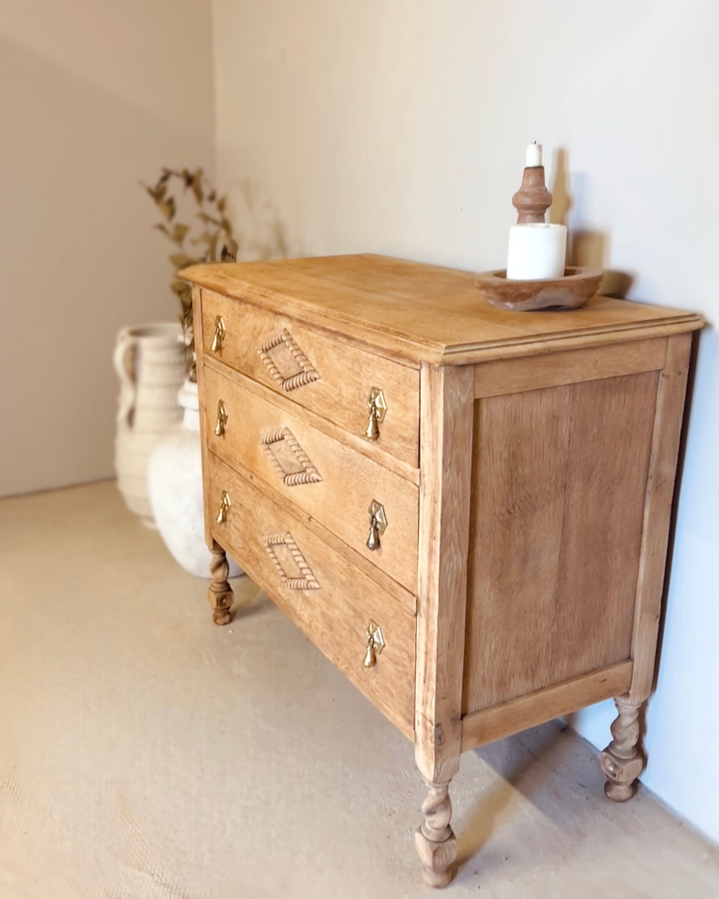Commode ancienne en chêne massif