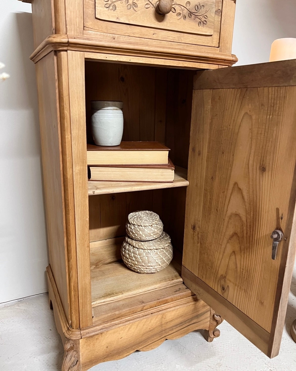 Meuble d’appoint ou chevet en bois massif