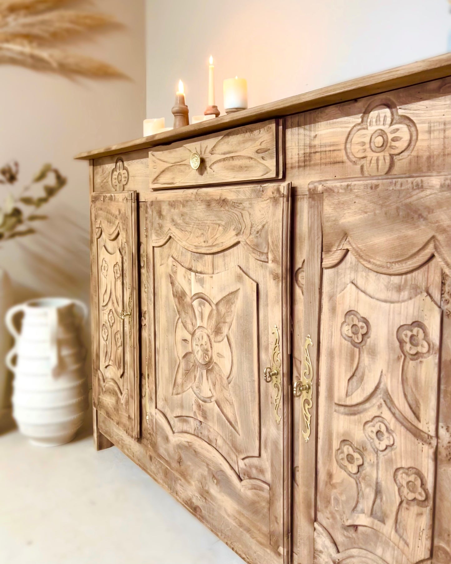 Buffet ancien sculpté en orme et chêne massif