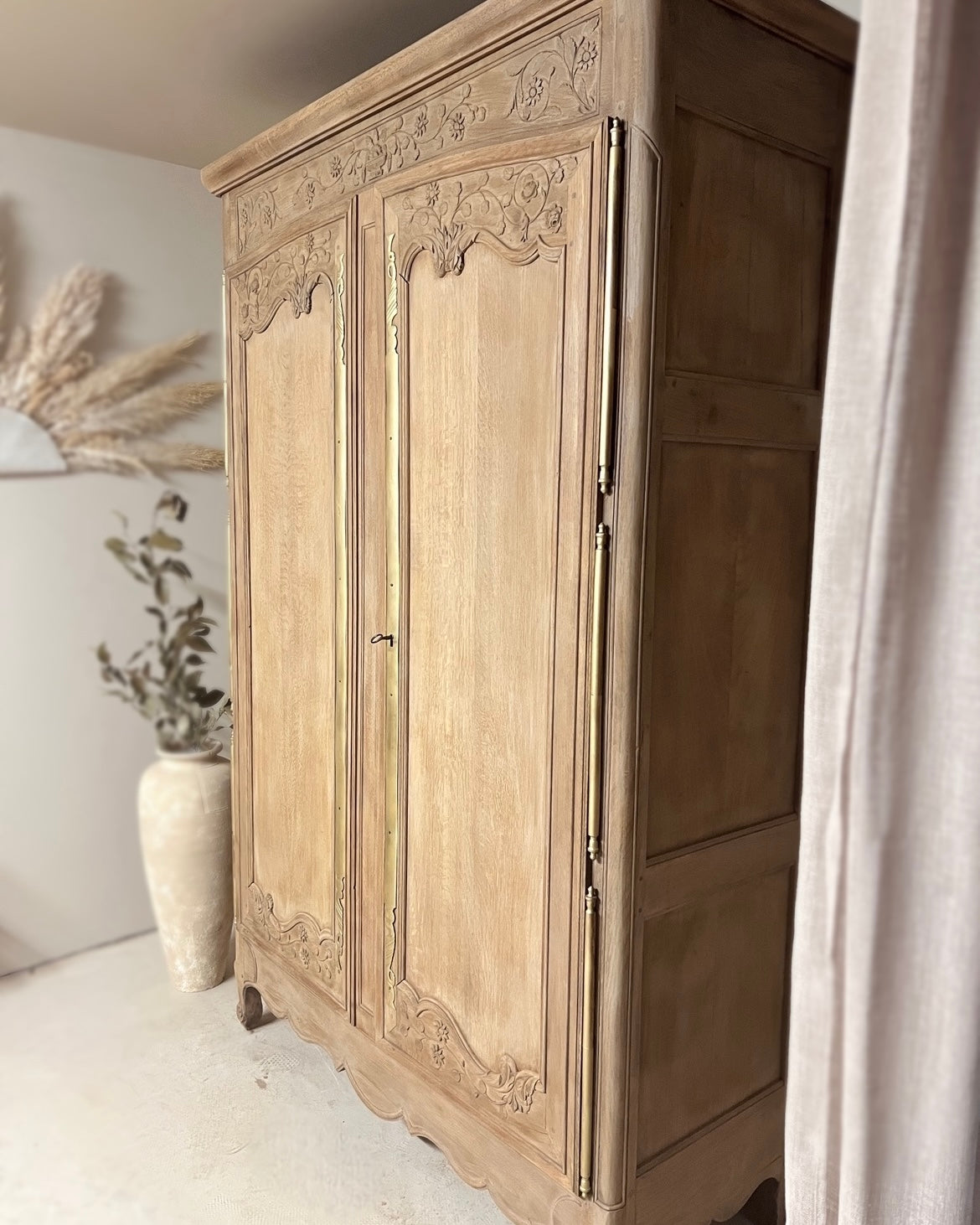 Armoire sculptée en chêne massif