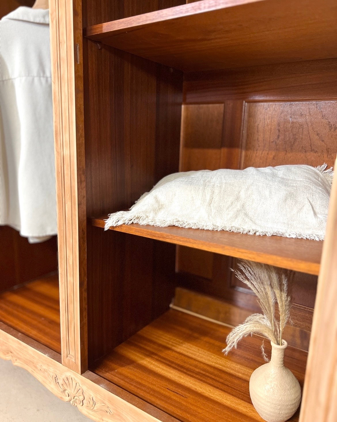 Armoire en merisier massif